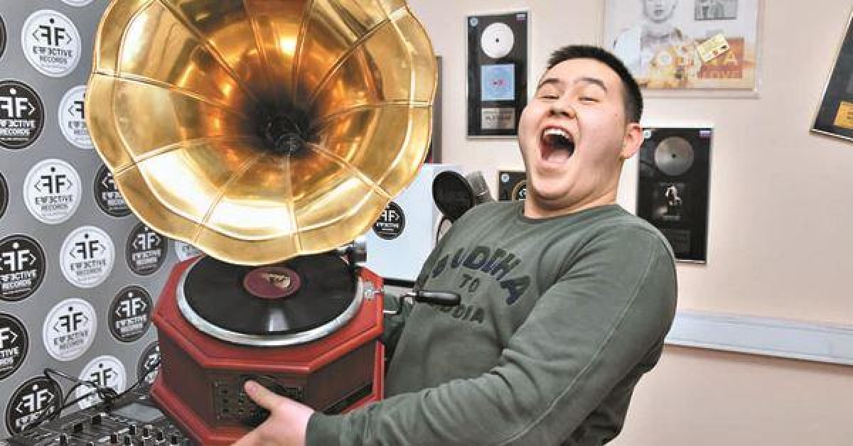 Два млн тенге: Imanbek отдал подарок от акима на благотворительность