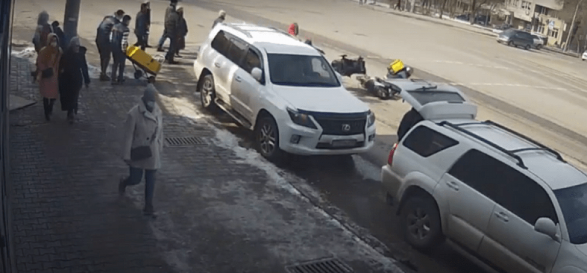 В Алматы полиция пока не нашла курьера, сбившего младенца