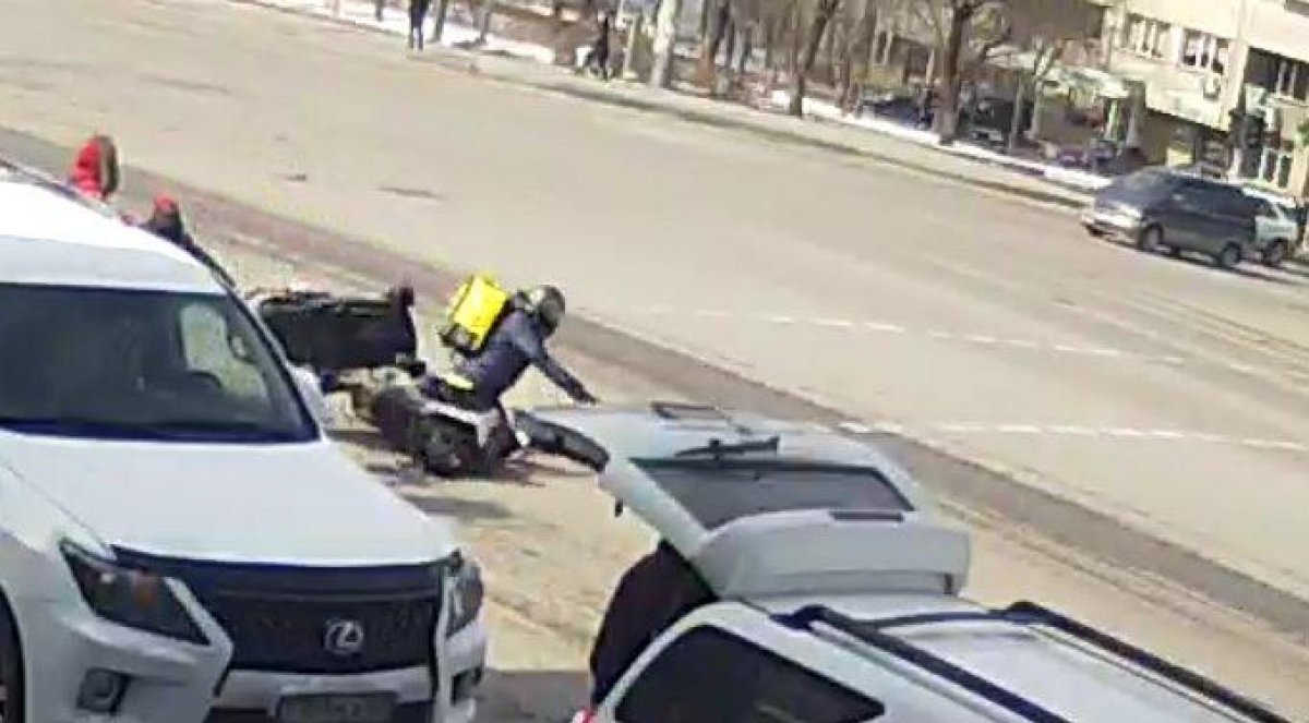 В Алматы полиция задержала курьера, сбившего младенца