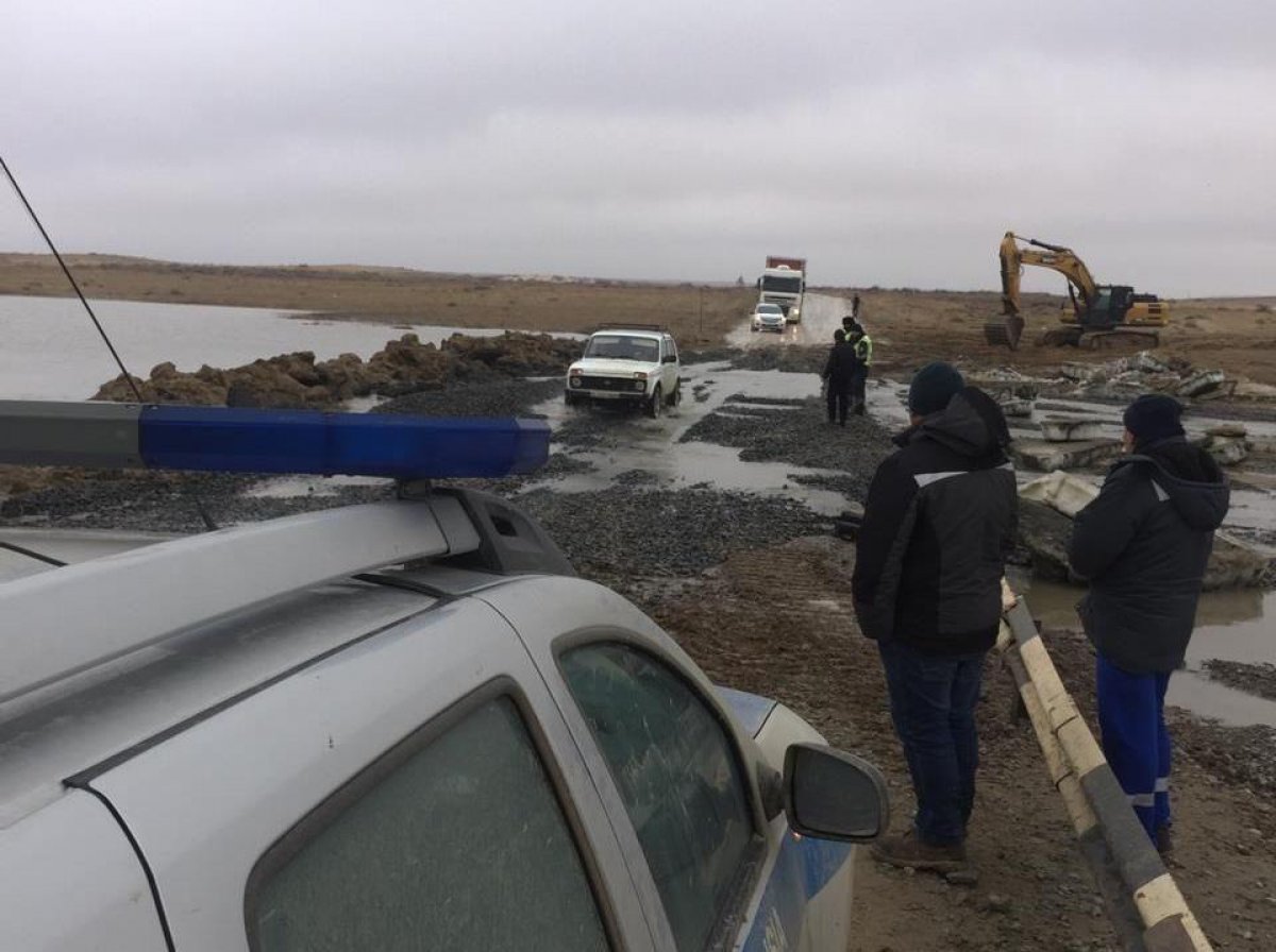Талые воды смыли мост в Атырауской области