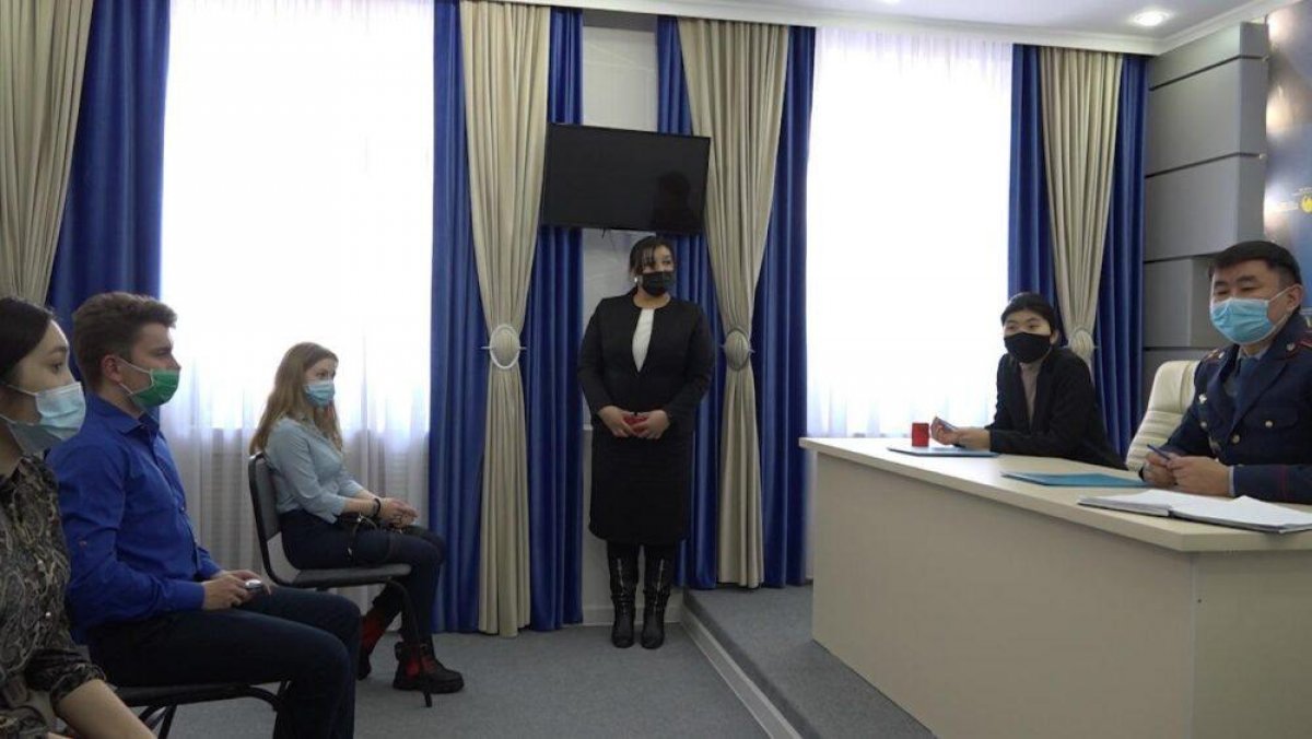 Помогают волонтеры