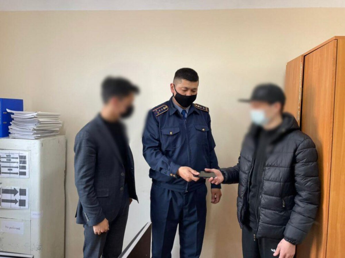 Лжеполицейский отчитал за курение и ограбил студента в Актобе