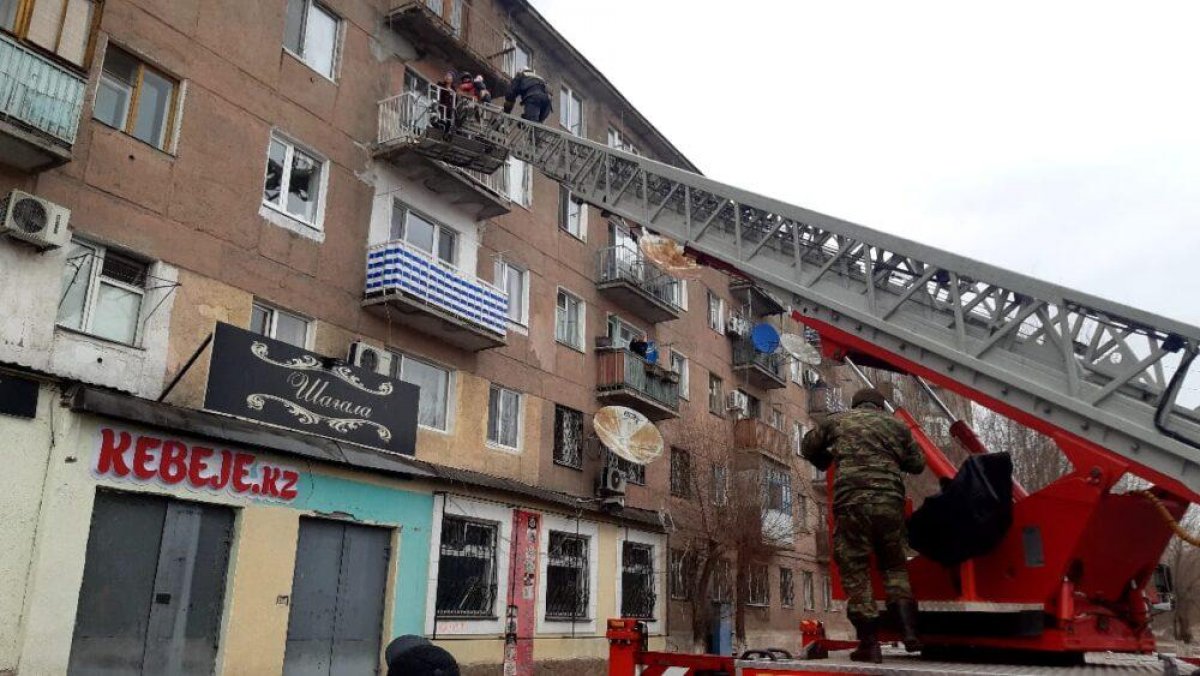 Мать с тремя детьми отравились угарным газом при пожаре в Караганде