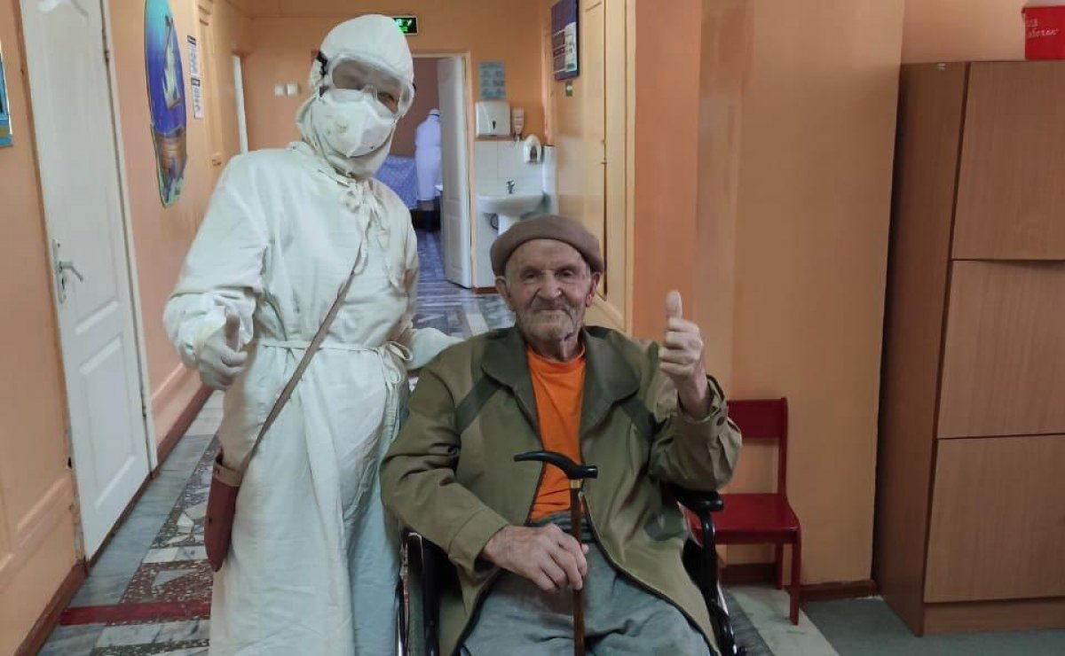 Алматинские врачи вылечили от коронавируса 99-летнего пенсионера