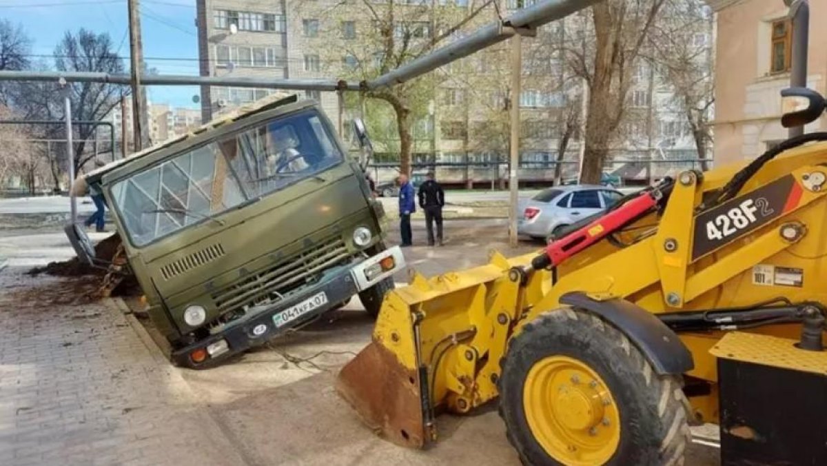 В Уральске КамАЗ провалился и застрял в земле