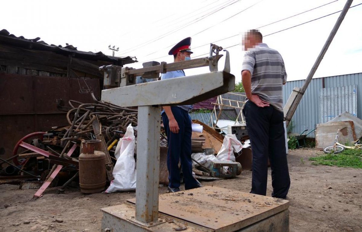 Петропавловцы вызвали эвакуатор, чтобы украсть вагон