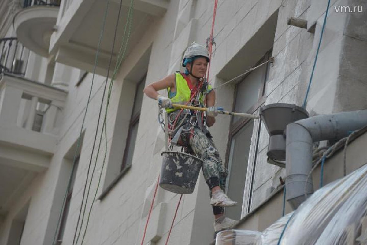 Дождь оторвал облицовку нового дома в Усть-Каменогорске