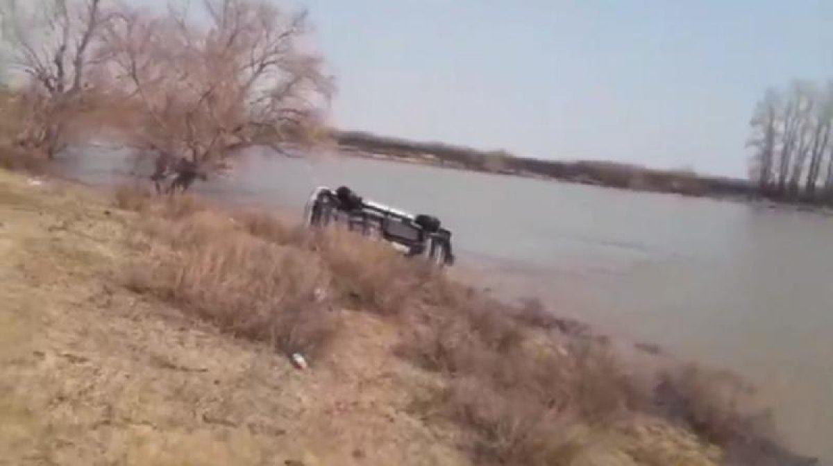 Внедорожник с трупом мужчины вытащили из реки в СКО
