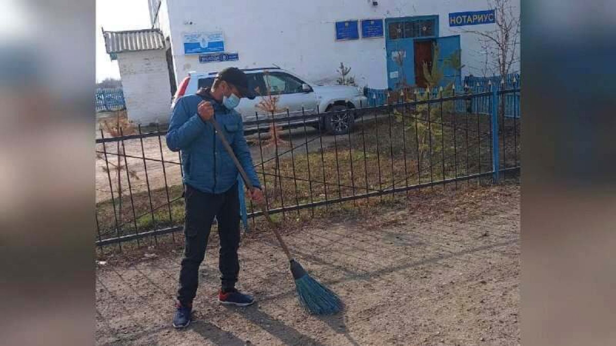 Казахстанца отправили подметать улицы за оскорбление полицейского