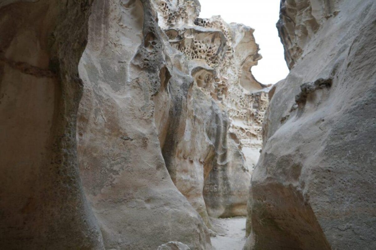 От рук вандалов пострадал уникальный исторический каньон в Мангистауской области