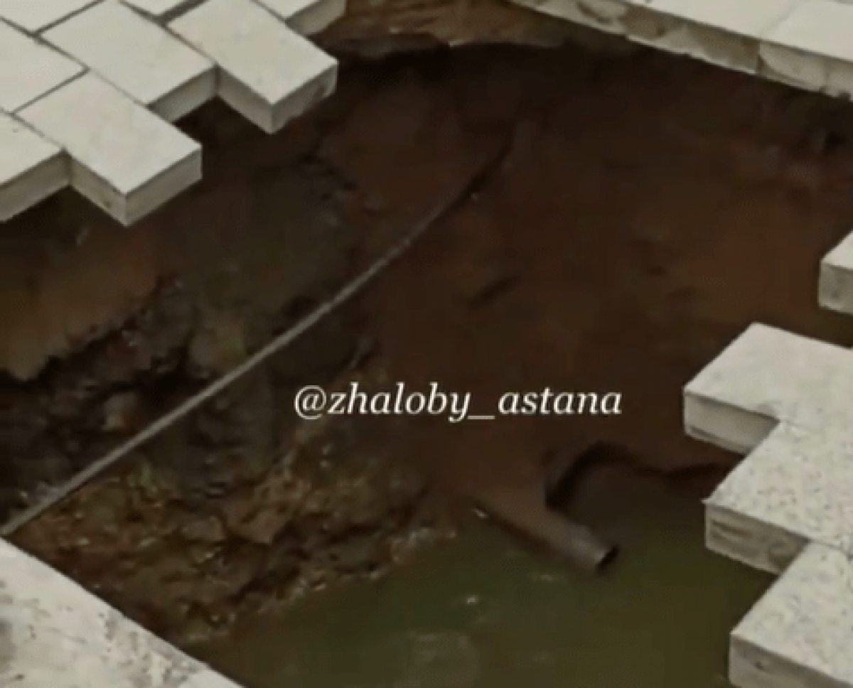 Часть тротуара ушла под землю в Нур-Султане