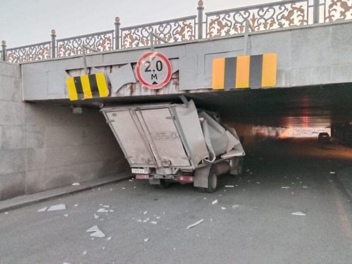В Нур-Султане газель не влезала под мост, но все равно попыталась проехать. Вот что получилось