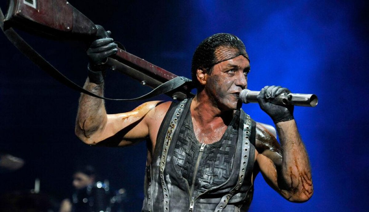 Солист Rammstein Тилль Линдеманн снял в Эрмитаже клип на советскую песню