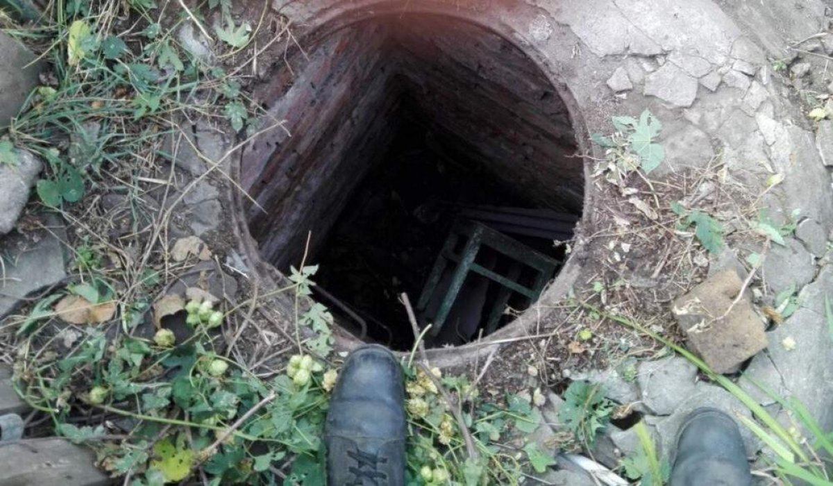В ЗКО трехлетний ребенок провалился в септик со сточными водами