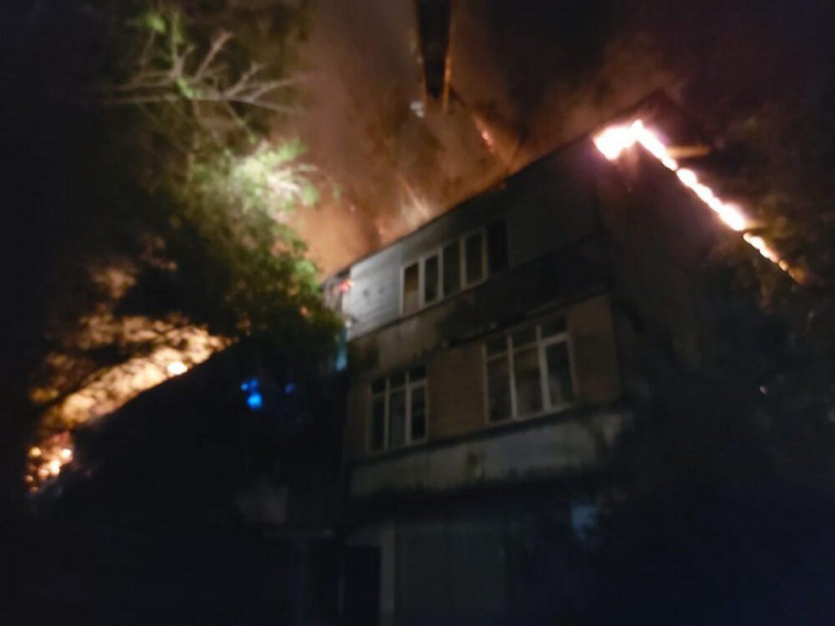 В Алматы загорелась крыша многоэтажки из-за пожара на балконе