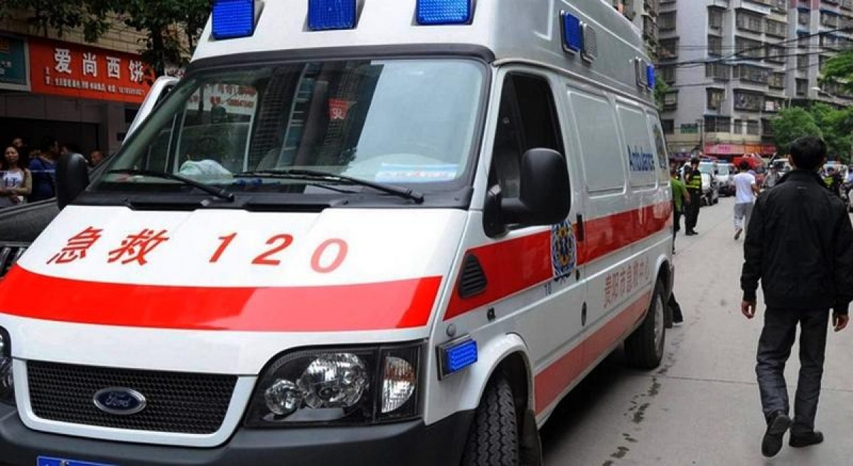 Автомобиль врезался в толпу людей в Китае