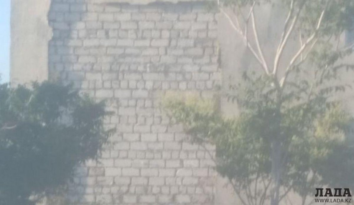 Фасад школы обрушился в Актау. В третий раз