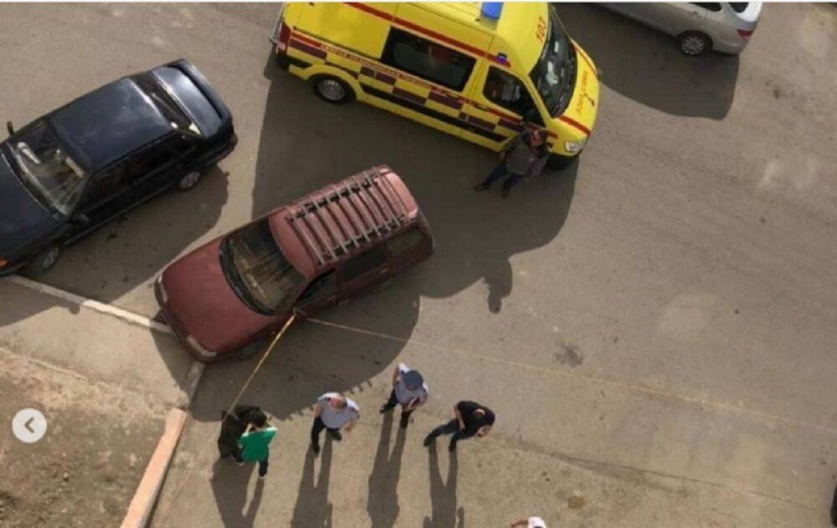 В Атырау 18-летняя девушка спрыгнула с балкона многоэтажки
