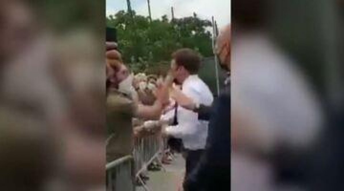 Президент Франции Макрон вышел к народу и получил пощечину (ВИДЕО)
