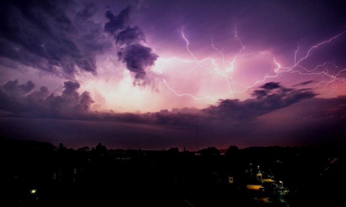 Грозы, шквал и град обрушатся на Казахстан 10 июня