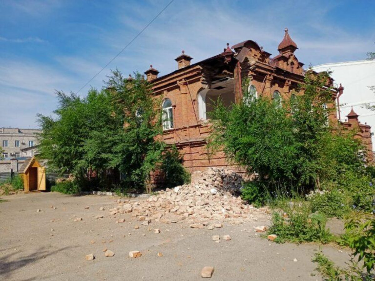 Старинный купеческий особняк разрушили в Семее. Акимат требует наказать  того, кто это сделал