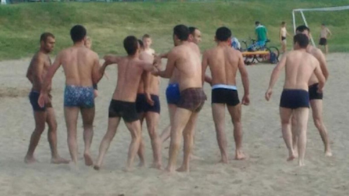 Массовую драку устроили отдыхающие на пляже в Актау