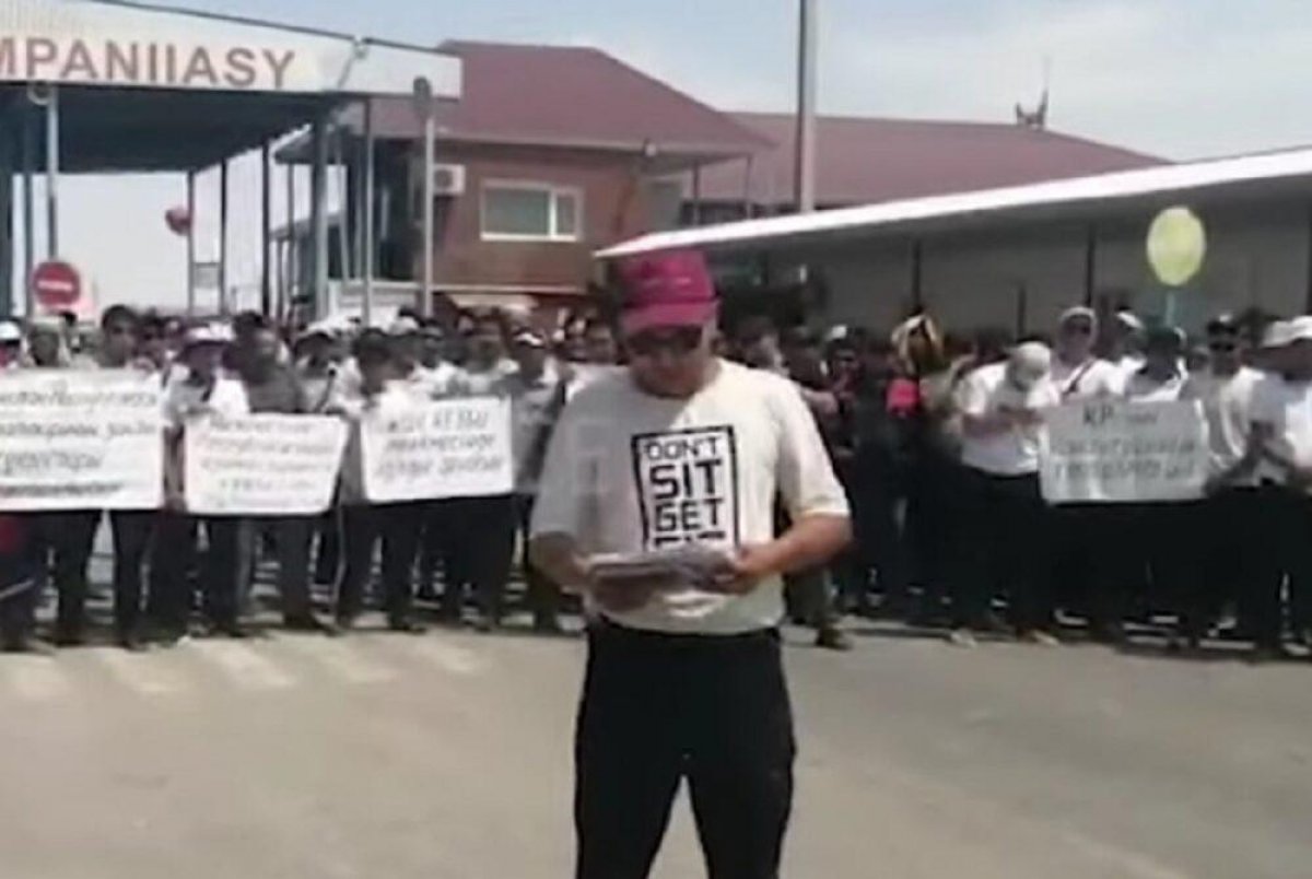 Сотни работников нефтесервисной компании устроили забастовку в Жанаозене