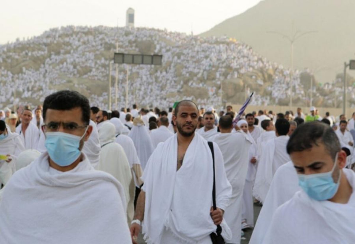 Мусульманин совершает хадж. Паломники в Саудовской Аравии. Хадж Мохаммед месфеви: 36+ жертв. Хадж паломничество. Мекка люди.