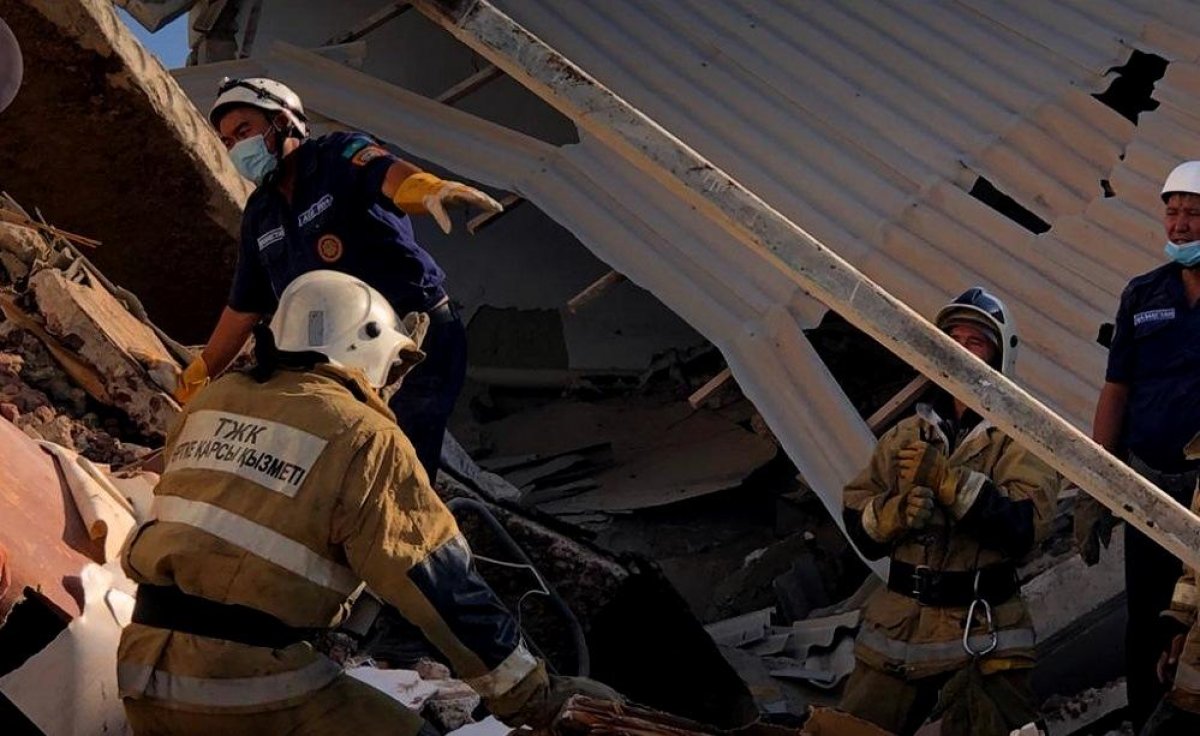 В Актау увеличилось число жертв обрушения общежития