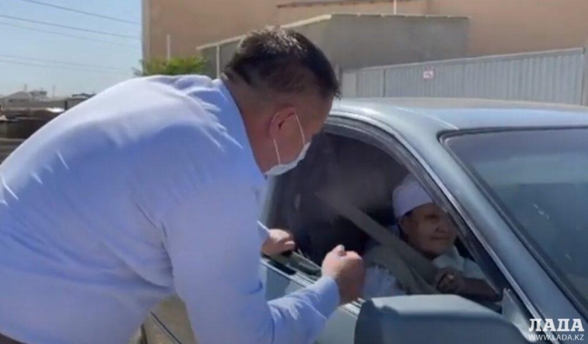 Пожилая жительница Мангистау расплакалась из-за того, что чиновник не пустил ее на той