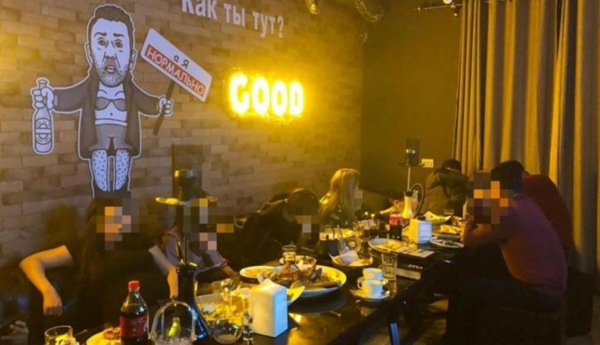 Чтобы избежать наказания, охранник караоке-бара в Атырау избил члена мониторинговой группы