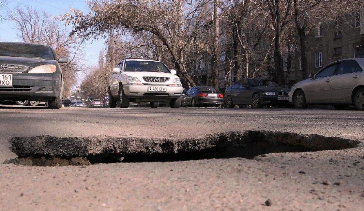 В Алматы назвали виноватых в плохом состоянии дорог