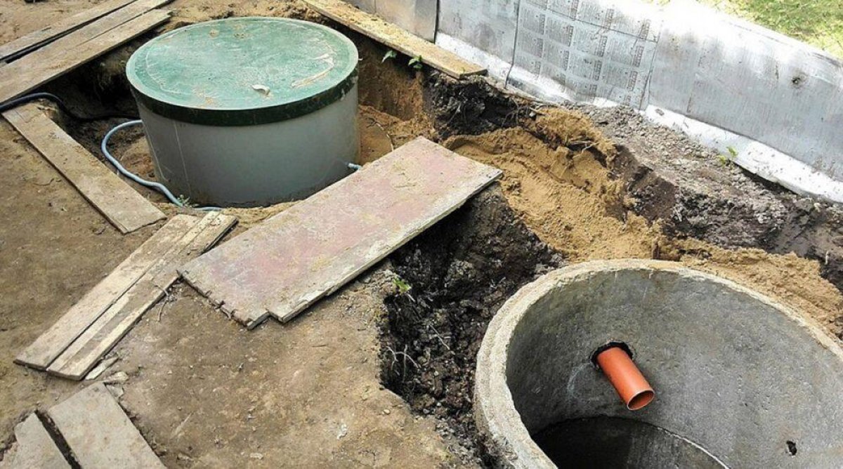 Три брата провалились в выгребную яму и погибли