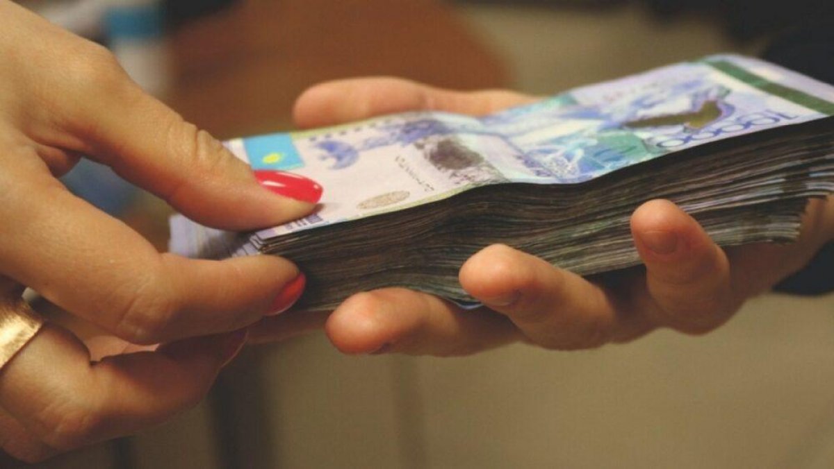 Сотрудник банка похитил со счетов казахстанцев более 90 миллионов тенге