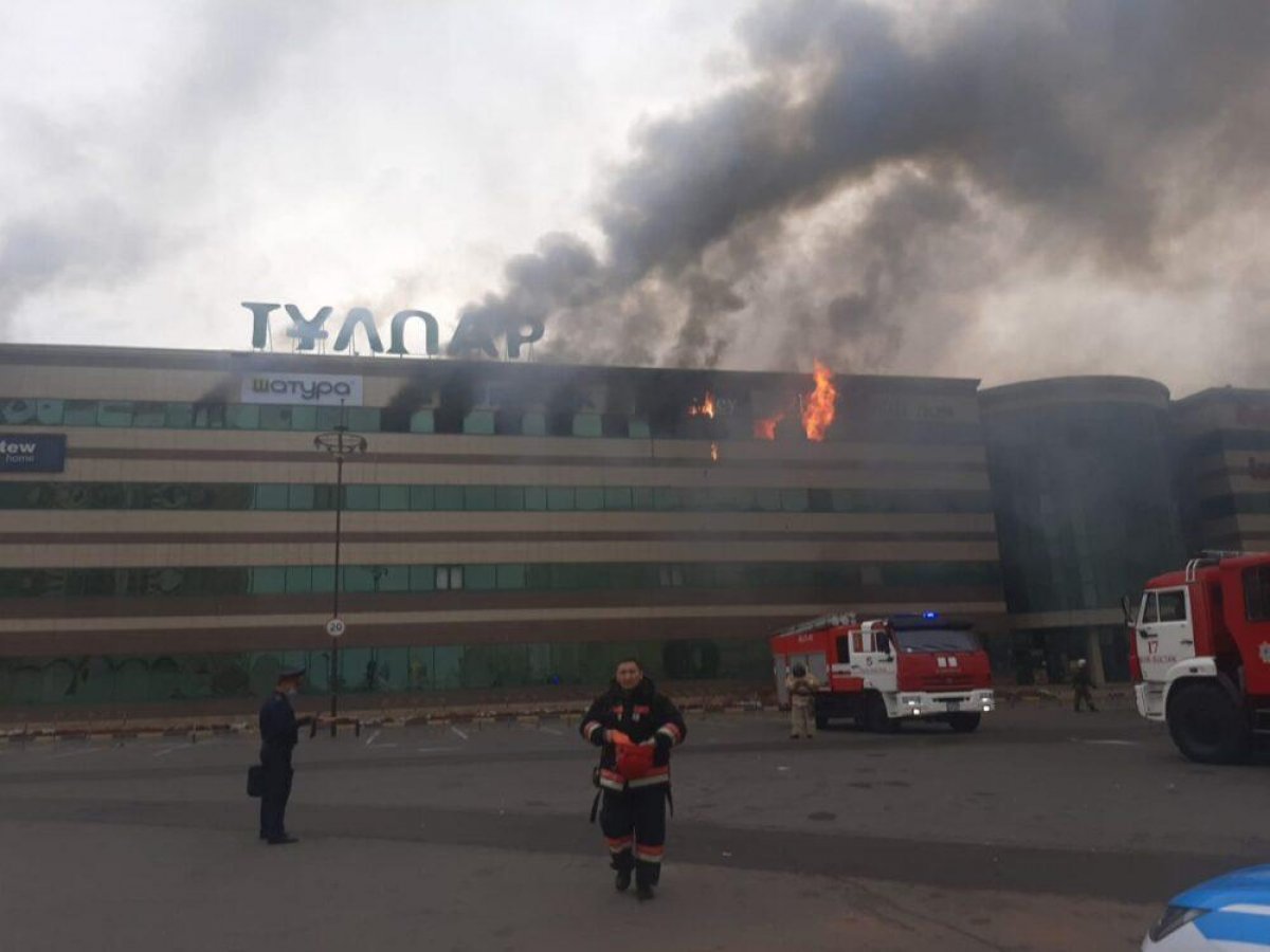 Крупный пожар произошел в торговом доме Нур-Султана