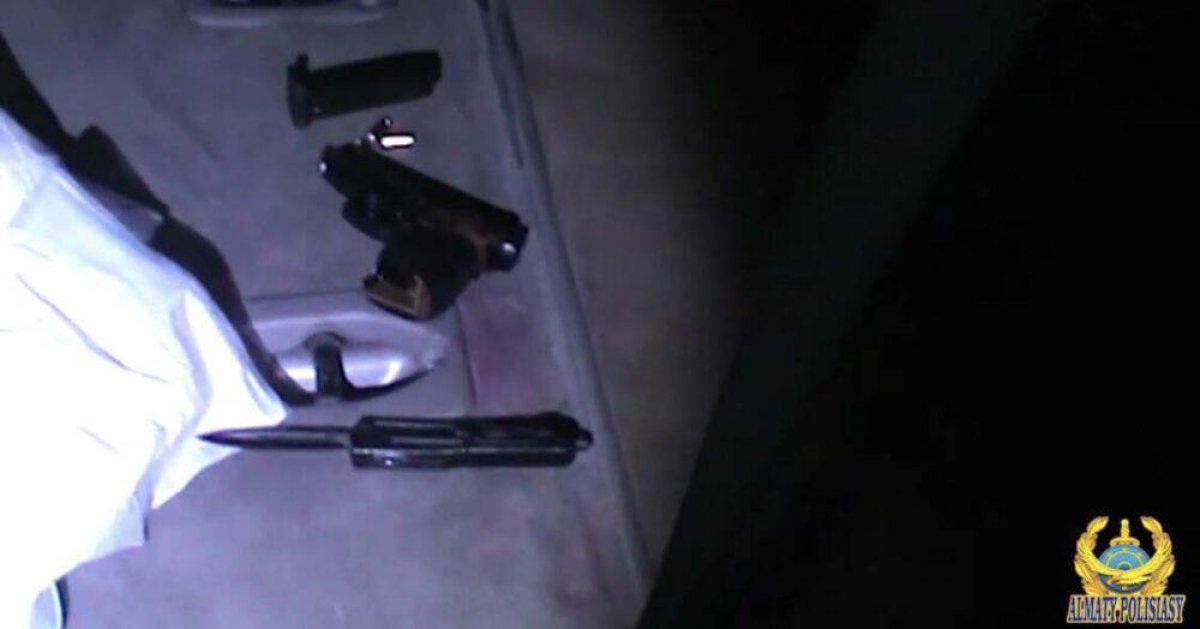 В Алматы задержали мужчину с арсеналом оружия