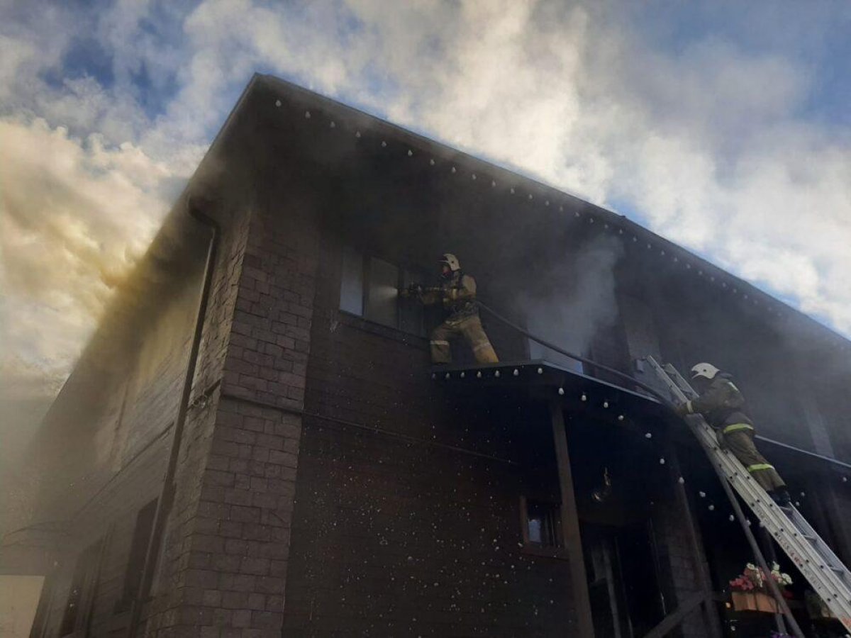 В Алматы сгорел двухэтажный банный комплекс