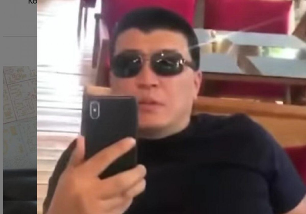 Двое алматинцев обматерили официантку