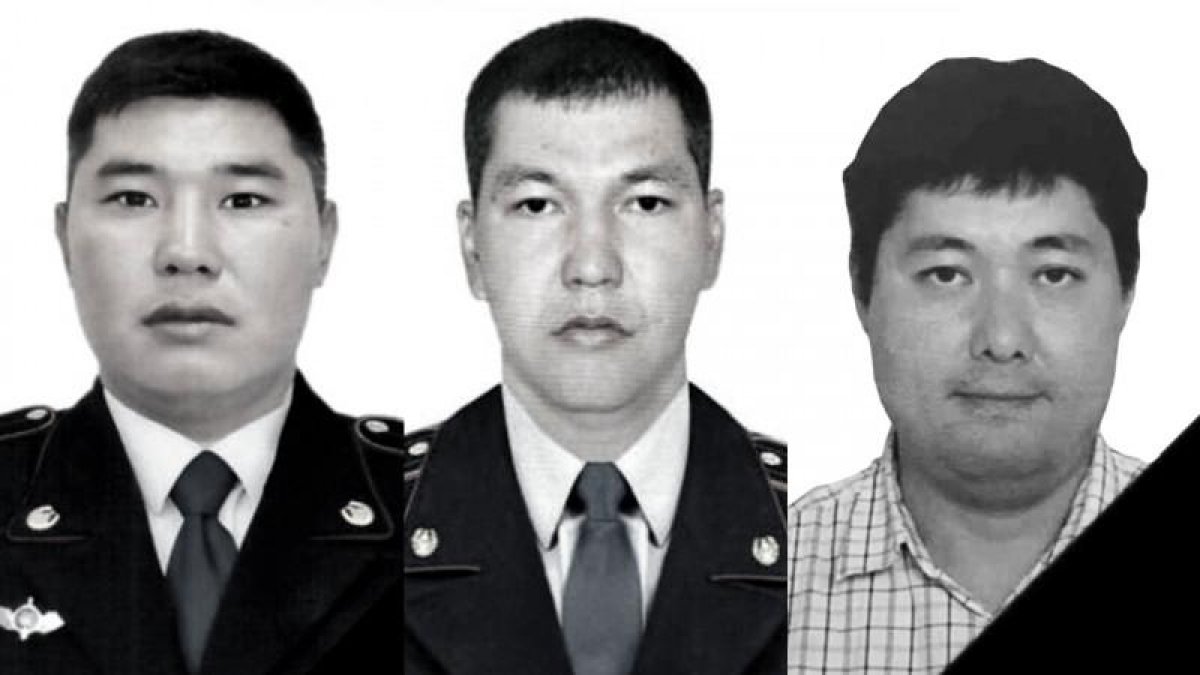 Президент Токаев наградил погибших в стрельбе в Алматы полицейских и судоисполнителя