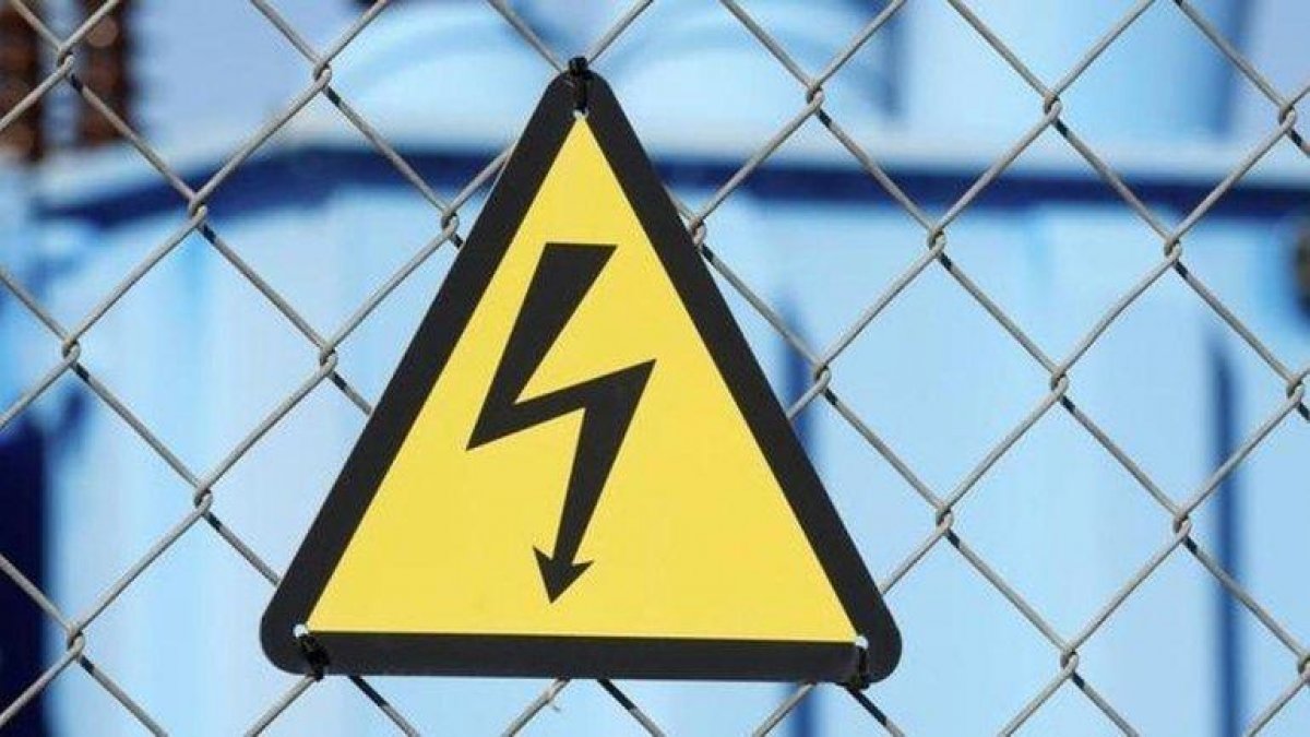 В Уральске рабочего убило током