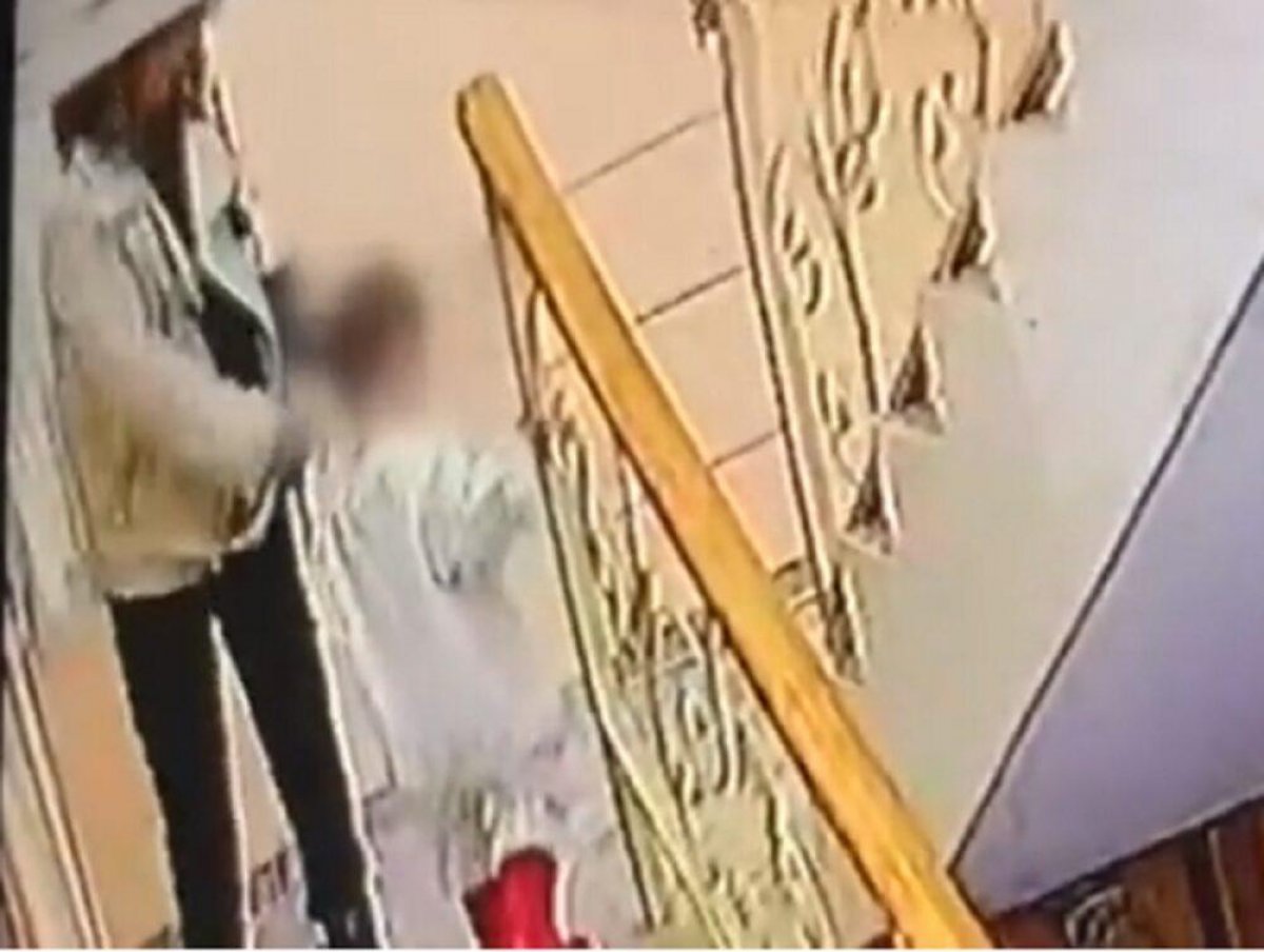 Астанчанка отобрала смартфон у двухлетнего ребенка