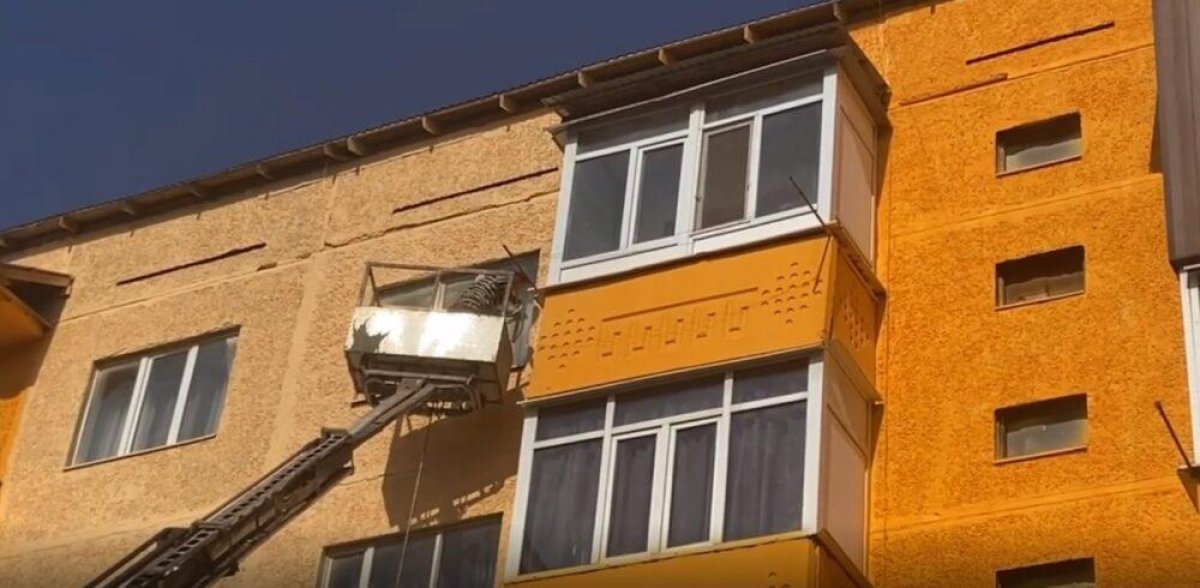 Под контролем акима: в Талгаре жильцам дома закрасили окна
