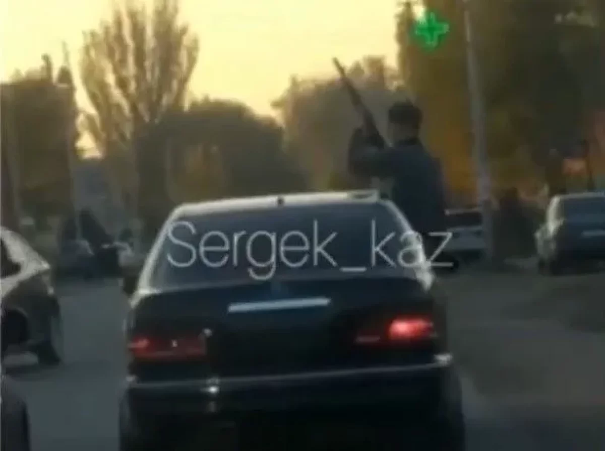 В Каскелене участник свадебного кортежа открыл огонь