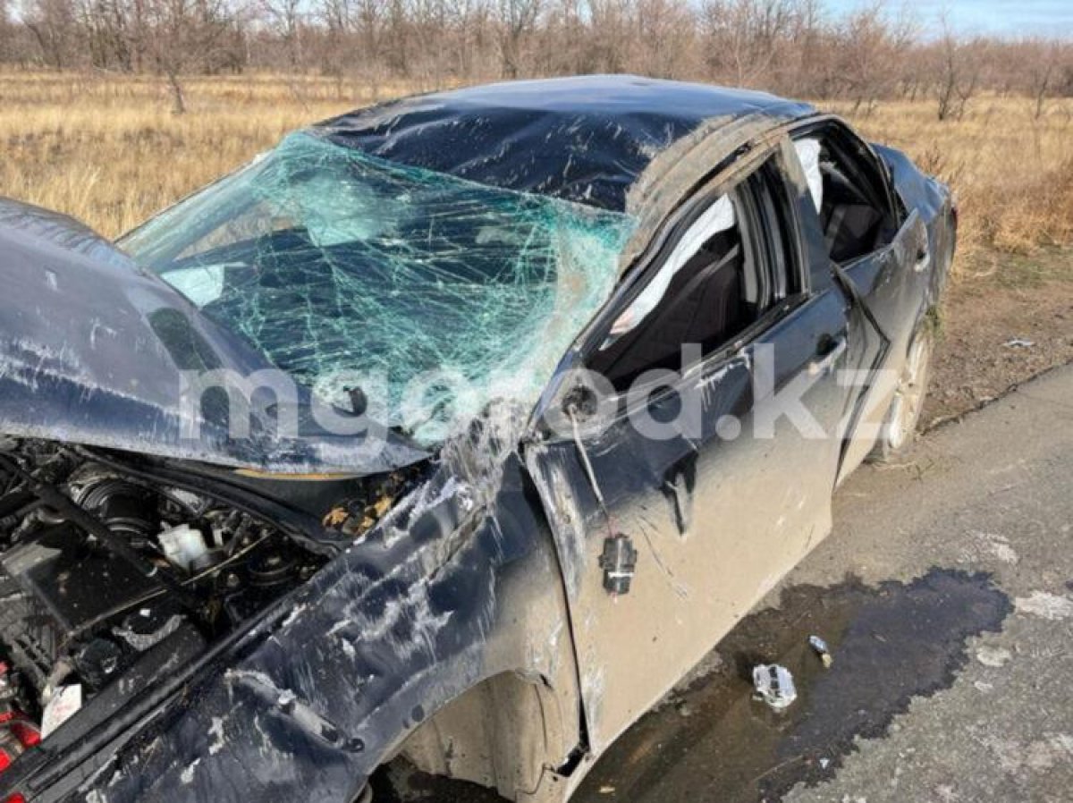 «Toyota» опрокинулась в ЗКО: водитель погиб, двоих детей госпитализировали
