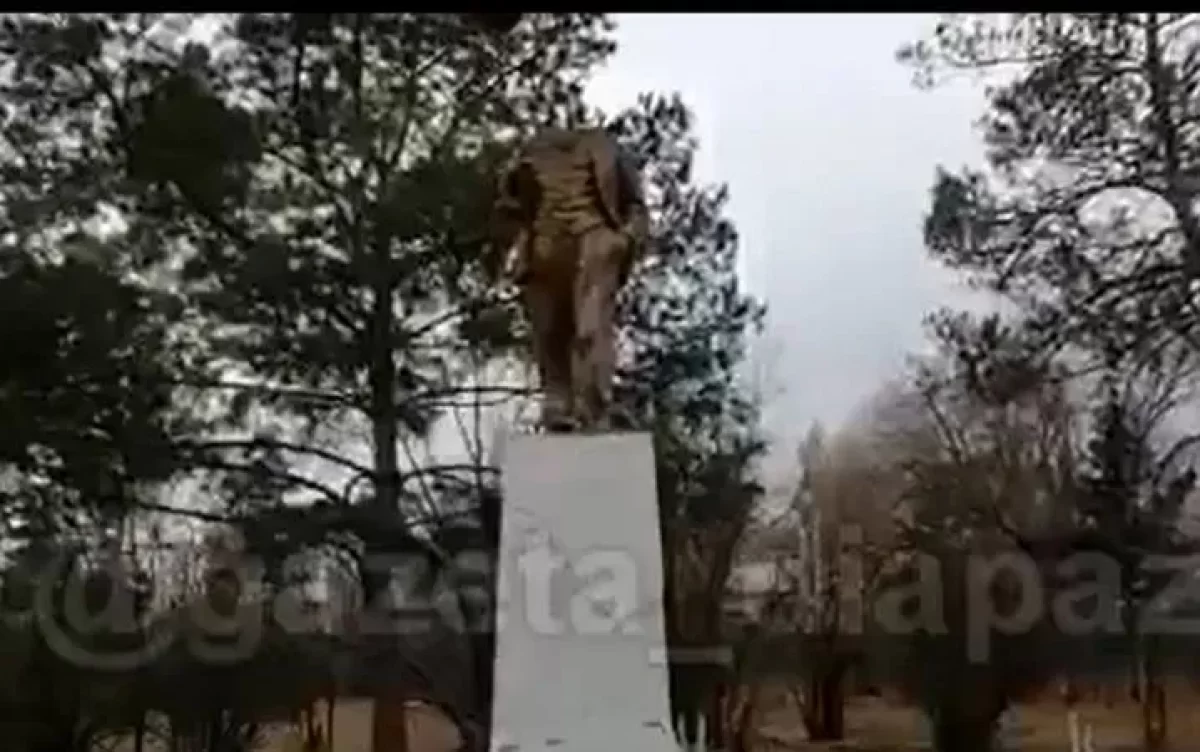 Обезглавленную скульптуру Ленина сняли на видео жители Актобе
