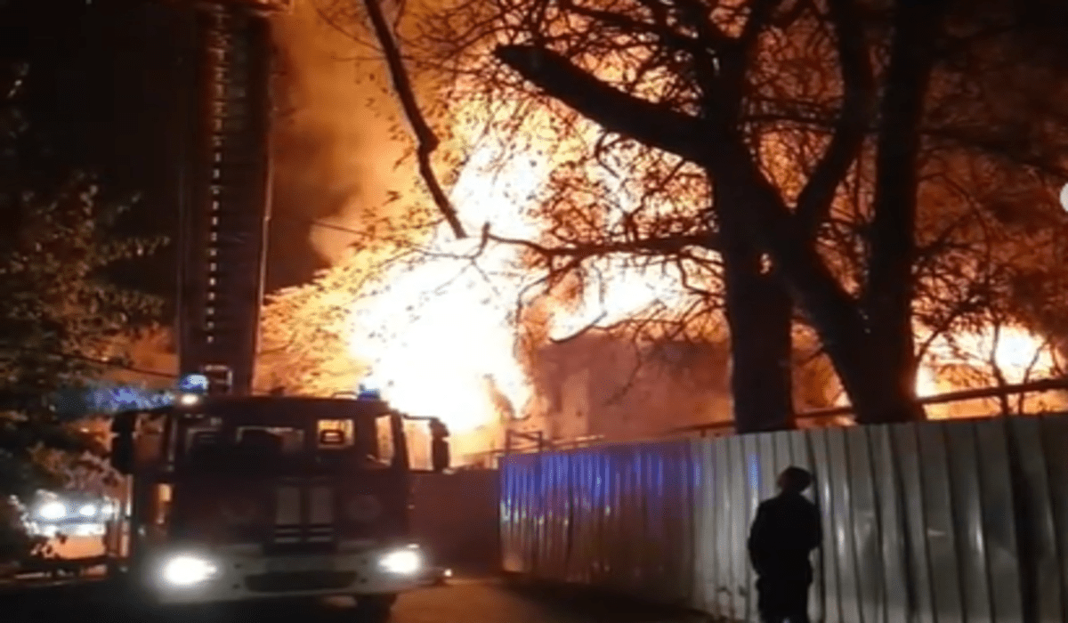 Пожар в алматы сегодня ночью. Пожар в Алматы. Пожар в Алматы сегодня. Пожар в Алматы вчера. Пожар в Алмате 2022 11 ноября.