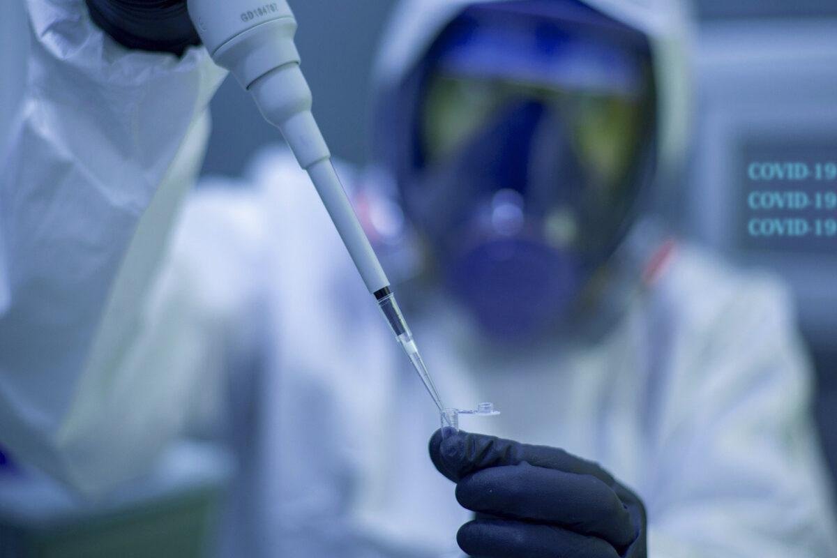 Что бывает с теми, кто боится прививок от коронавируса: ученые поделились неожиданными фактами