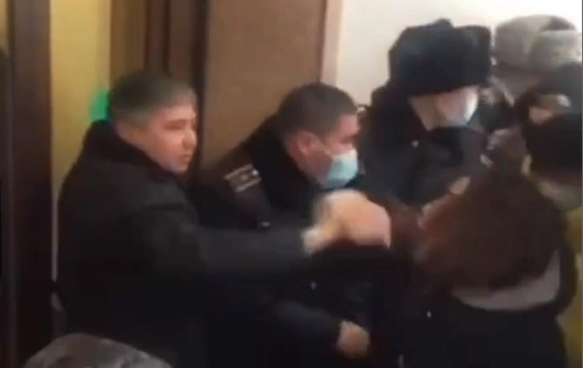 Антиваксеры напали на полицейских в Нур-Султане