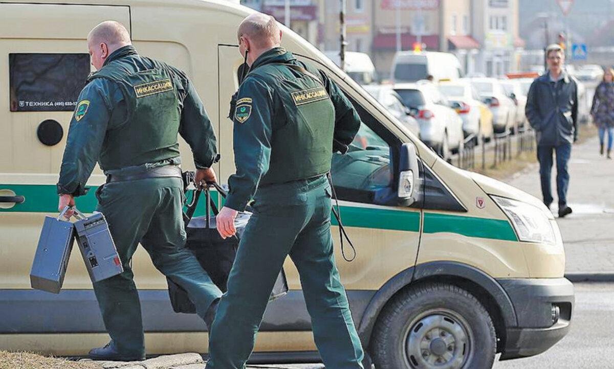 Инкассатор забыл кассету с деньгами возле терминала в Нур-Султане