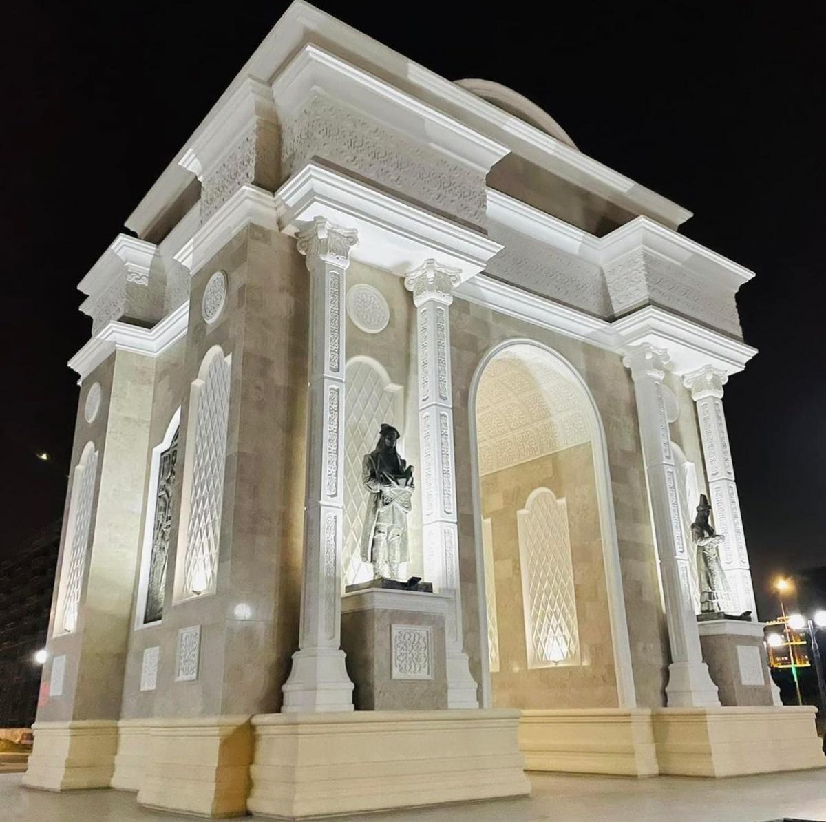 В Актау построили Триумфальную арку